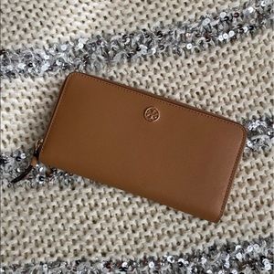 🏷SOLD🏷Tory Burch Robinson Continental Zip Wallet
